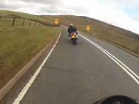 「スピード落とせ」の標識を無視したライダーが対向車と当りかけて崖から落ちるｗ