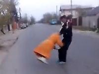 街ゆくおばあちゃんを捕まえてブンブン振り回す男たちの映像がアップされ問題に