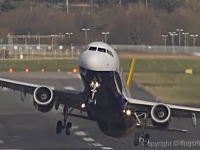 空港に強い横風が吹く中で離着陸を行う飛行機たちが大変そうだと人気に。