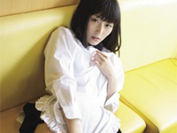 柚木しおり 白のランジェリー姿でスラッとした美脚をセクシーアピール