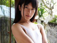 佐倉仁菜 白の競泳水着を身につけて半分はみ出し気味なヒップやハイレグ切れ込み激しいボディラインをセクシーアピール