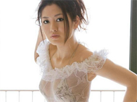 矢吹春奈 ピンクのベビードールにランジェリーを着てポーズ、シーツをカラダに巻きつけながら横たわる