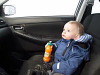 初めての洗車機に驚いて目を丸くする赤ちゃんがカワイイ動画。