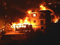 南米チリの大規模山火事が都市にまで広がり地獄のようになっている動画。死者11名。