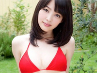 安藤遥 ランジェリーをまとって豊満バストをアピール、イチゴをほおばったり、綿のソファにもたれかかったり