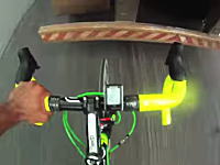 無茶するサイクリスト。トラックのぴったり後ろについて124km/hで爆走する男。