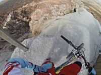 どんなコースだよｗｗｗ歩くのも躊躇するような道を攻めるMTBライダーのヘルメットカム