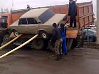 それは無理すぎるｗｗｗロシア人の荷台から車を下ろす方法があほすぎて笑うｗｗ