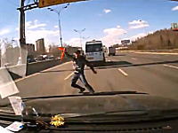 故障して高速道路の本線上に三角表示板を立てようとしていた男が危険すぎるｗ