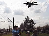 軍事動画。ウクライナのクラマトルスクでMiG-29が低空飛行を行い人々を驚かす。