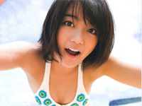 森田涼花 ビーチで白のビキニ水着をまとってポーズ