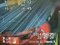 これは怖すぎる。積荷の鋼鉄がトラックの運転席を完全破壊してしまう事故の映像