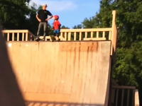 これは虐待だわ！ハーフパイプリンクから6歳の息子を蹴落とす父親が撮影され問題に