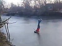 あぶねえ。凍った川に危険なダイブ。割れなかったら起こして・・・。になってた。