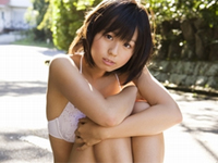 小池里奈 原っぱで水を撒いたり、バイクにまたがったり、木によじ登ったり