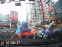 極悪三菱が信号待ちしていたスクーターと歩行者をはねて逃走。ナンバー映ってる