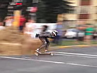 スケボーレースの痛そうなクラッシュ映像。逃げる方向を誤ってドーン。
