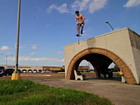 海外のホッピング（知ってる？）飛びすぎビヨン。3メートルくらい飛べるビヨン。