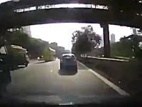 上からライダーとバイクが降ってきたドラレコ。どんな事故り方したらこうなるんだよ。