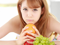 トリンドル玲奈 薄ピンクのパーカーにショートパンツ姿でグラビアショット