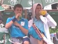雨が止むまで。テニスプレーヤーがボールボーイと乾杯！！