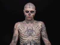 ファンデーションの効果すごすぎワロタ。例の全身TATTOOの人にファンデーションを塗った結果ｗｗｗ