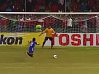 さすがに卑怯だろｗｗｗサッカーのペナルティキックでキーパーを演技で欺く選手ｗ