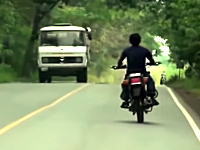 バイクで居眠り運転？フラフラしていたバイクがトラックと正面衝突。飲酒運転？