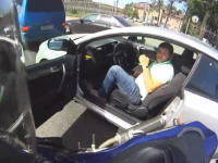 渋滞すり抜け中のバイクが車のドアをへし折ってしまった車載。どっちが悪い。