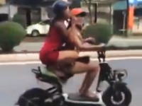 酔っ払いか。ギャルが2ケツで曲乗りしていたスクーターが転んでしまう動画ｗｗ