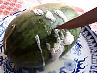 中国産のスイカが不思議な事になっている動画。これはどういう事なの・・・。