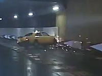 雨の首都高でスピードを出しすぎたタクシーがスリップして壁に激突する瞬間。