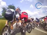 これは強虫ペダル。自転車ロードレースのゴール前スプリントをインサイドから。