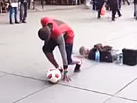 もうこれはリフティングなのか新体操なのかジャグリングなのか。スゴ技ストパ。