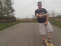 最初から嫌な予感しかしない。スケボーをウェイクボードのように車で引っ張ってみたら