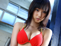 南結衣 黄色のショートパンツ姿でソファーに寝転がる