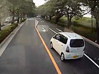 完全に頭が狂ってる奴の運転がコレ。ただのぶち抜き軽四かと思ったら最後ワロタ。