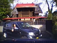 すれ違いできない狭い道で威嚇してくる人ってなんなの(´･_･`)腕だら〜ん