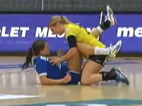 女子ハンドボールで転倒おっぱいタッチになってしまってお互い照れ笑いｗｗ