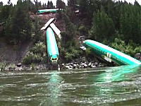 なんだこの光景ｗｗｗ川下りをしていたらボーイング737の胴体が転がってたｗ