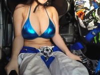 助手席おっぱおドリフトに日本の女が登場。運転はケン・ブロックさん。（Jカップ）