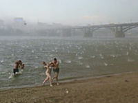 ビーチに逃げ場なし。海水浴中に雹が降ってきたらこんな事になってしまう動画。