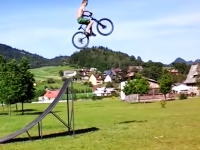 あほい挑戦。自転車で大ジャンプした先に何もなければ落ちてくるしかないだろｗｗ