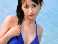 小松彩夏 パジャマを脱いでビキニに