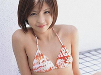 長崎莉奈 三角ビキニを着てキュートなポーズ