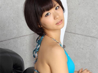 安枝瞳 美脚を魅せたり、ビキニ水着姿になって横たわりながらセクシーポーズ