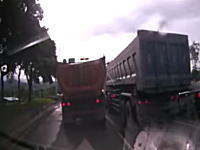 ダンプとダンプの間で潰されてしまった車。グチャっぷりがヤバそう。