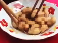 この食べもの活きが良すぎる(@_@;)お皿の上でグリングリン動く芋虫を生食い。