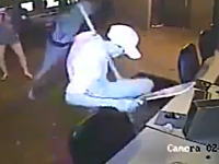 マチェテを躊躇なく振り下ろす強盗怖すぎ。ネットカフェを襲った二人の強盗。