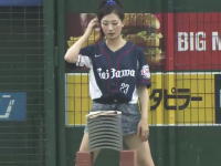 海外「ジャパンの野球ワロタ。開始前にカワイイ女の子が瓦割りしてんｗ」